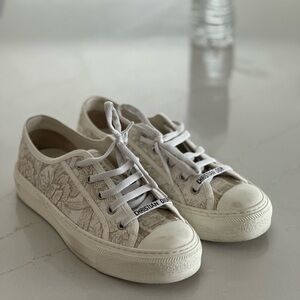 Walkndior low top sneaker in white and gold.